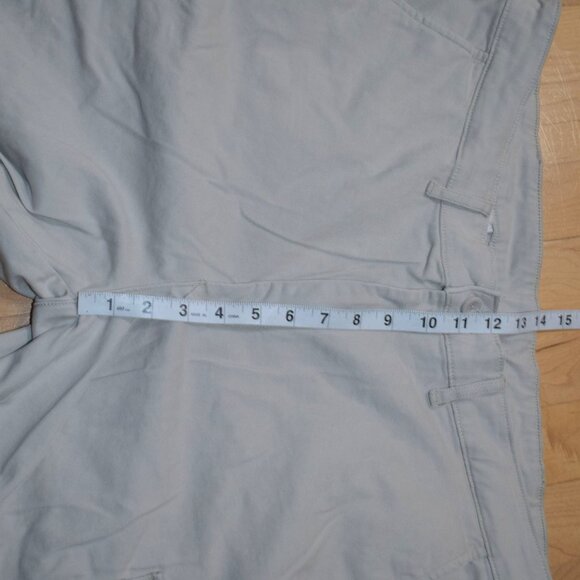 ST. JOHN'S BAY . Men's Sz 40 Cargo Shorts - EXCELLENT - Picture 4 of 6